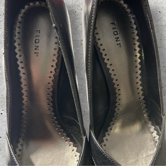 FIONI Black Cross Strap Heels. Size 8 - Picture 5 of 8